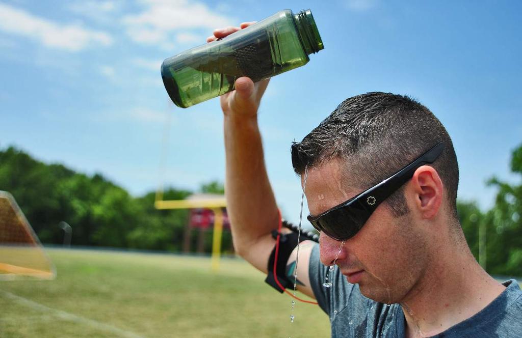 Tip van de coach 6. Anticipeer op zoutverlies! Doe wat extra zout in je maaltijd of sportdrank. Dat houdt het water vast in je lichaam. 7. Prehydrateer! Drink in het algemeen wat meer water.