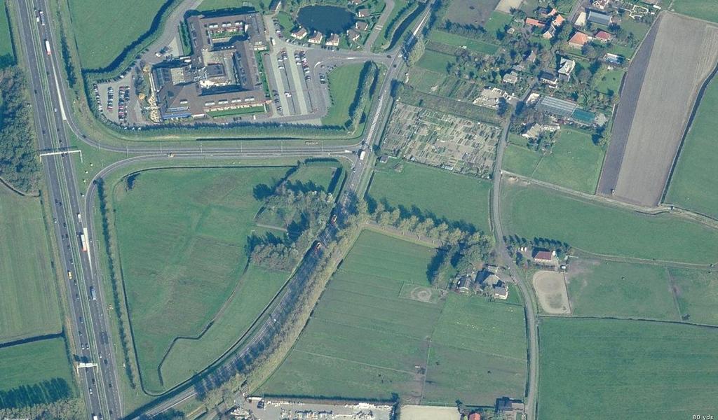 onderdeel van het landelijke woongebied. De locatie aan de Geesterweg daarentegen ligt geïsoleerd binnen een driehoek van verkeerswegen. Zie onderstaande luchtfoto. O A9 O o Geesterweg Afbeelding 13.