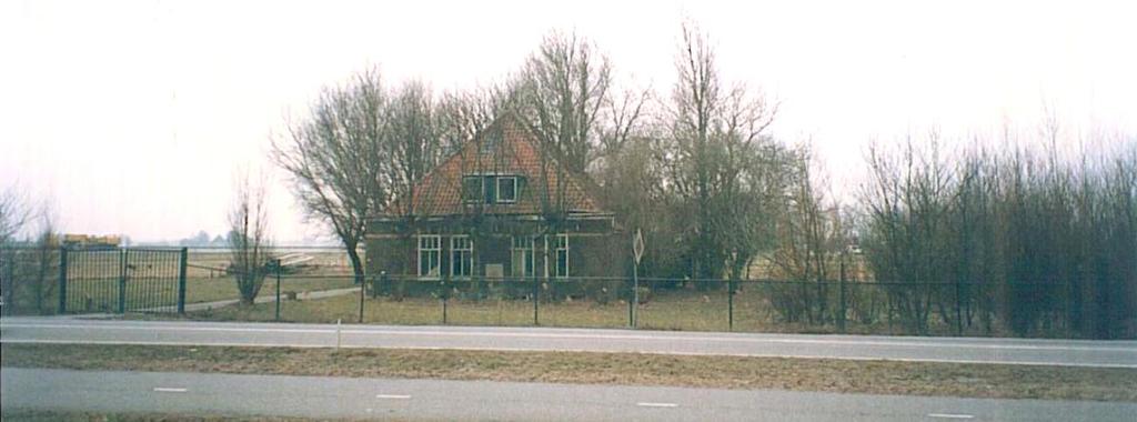Afbeelding 14. Afbeelding van de voormalige woning aan de Geesterweg. 3.1 Landschappelijke opzet bestaande situatie In de paragrafen provinciaal beleid (2.2) en gemeentelijk beleid (2.