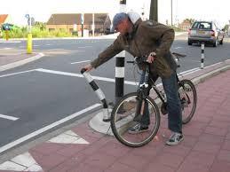 Nadelen zijn dat het ook echt iedereen tegen houdt, waaronder mensen die een ontheffing hebben (bewoners met een parkeerplaats op eigen terrein) en hulpdiensten.