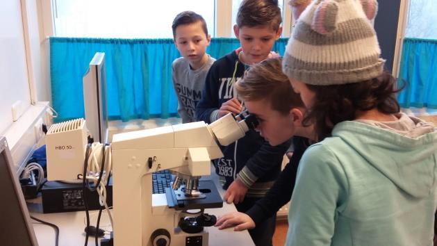 Tanja en Sanne Microscoop Hoi ik ben Jesper en ik hoor bij de plusklas in Emmeloord Wij hebben met