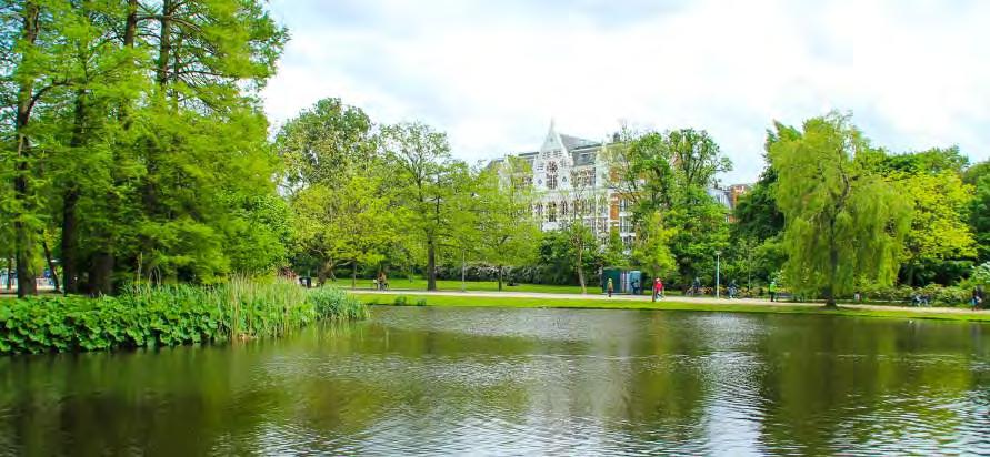 Breng tijdens je lunchpauze een bezoek aan dit mooie uitgestrekte park. Aan de achterkant van ons kantoor vind je de tramhalte richting het centrum.