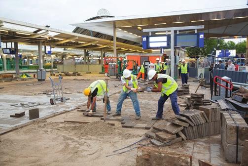 Infraprojecten Ook in 2016 proberen wij bij grote infrastructurele projecten de hinder voor reizigers, verladers en omgeving zo veel mogelijk te beperken.