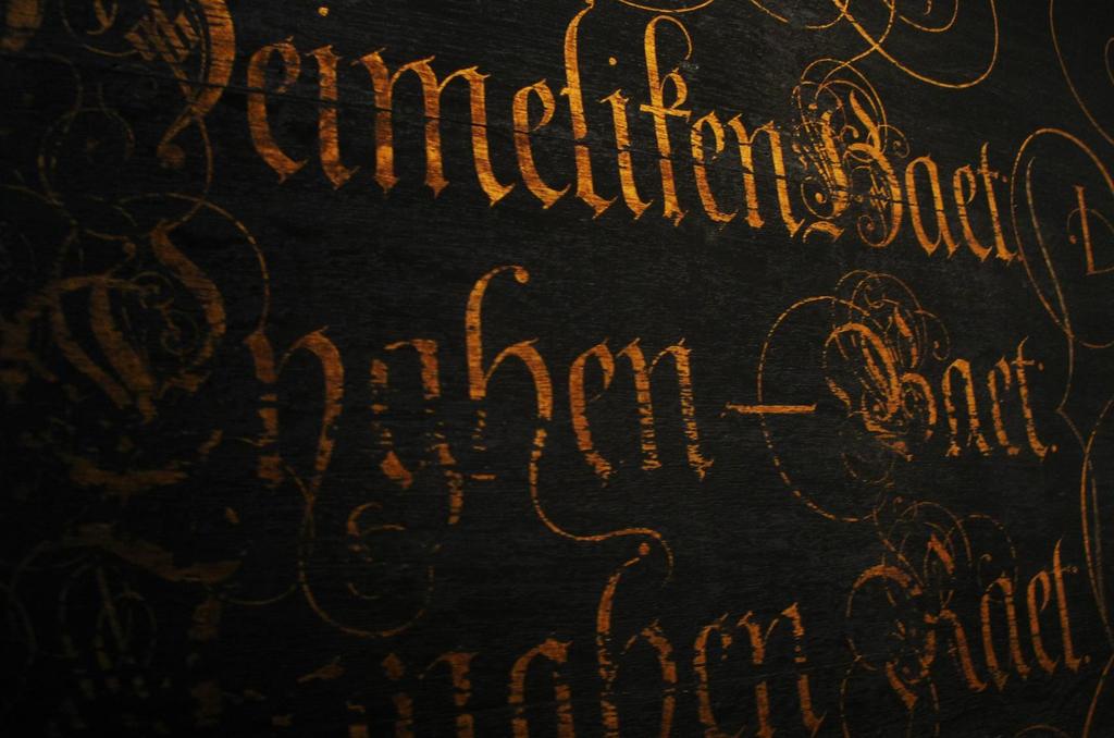 Schoonschrift of kalligrafie werd en wordt vaak gebruikt voor belangrijke documenten of gebeurtenissen. In het oude raadhuis van Hasselt hangt een mooi voorbeeld uit 1637.