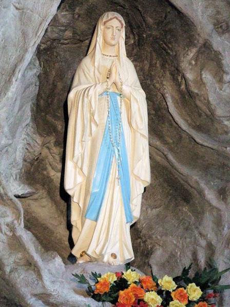 Bedevaart naar KLEIN LOURDES (Tienray, Noord Limburg) In Lourdes verscheen Maria op 11 februari 1858 voor de eerste keer aan Bernadette.