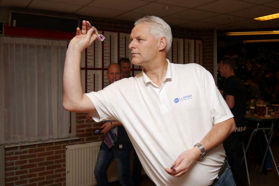 HET 5 e OLIEBOLLEN SHANGHAI DARTTOERNOOI VAN RKVV TEYLINGEN Op 27 december 2015 kwamen 15 teams van 6 darters bij elkaar om van 15 tot 23 uur te darten. 90 darters, 45 koppels verdeeld in 3 poules.