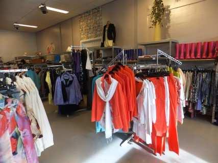 2.4.2 De winkel De winkel van Kledingbank Maxima is ingericht als een modezaak met kledingrekken, wandstellingen, paspoppen, schoenenrekken, asseccoires, paskamers, een koffietafel en een toonbank
