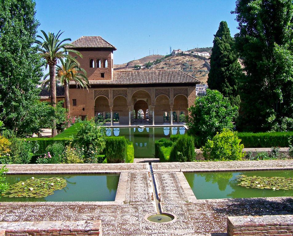 Strand van la Malagueta Restaurant El Pimpi: dit restaurant is van de bekende acteur Antonio Banderas DAG 2: MÁLAGA - GRANADA (CIRCA 180 KILOMETERS) Na het ontbijt is het tijd om naar Granada te