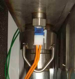 - Sluit de connector weer aan op de sensor, als de ketel in lock-out staat. Connector weer aangesloten 9.