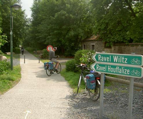Na een stevig ontbijt en voorzien van een lunchpakket gaan we op zoek naar Over RAVeL fietsen Door Luc Nooyens Van 16 tot 20 juni 2014 Vijf dagen of vier overnachtingen in jeugdherbergen