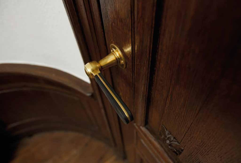 LZ100 LEVER HANDLE BRASS UNLAQUERED / SATIN BLACK BELOVED DOORWARE Naast een passie voor designinvloeden uit het midden van de jaren negentig en het