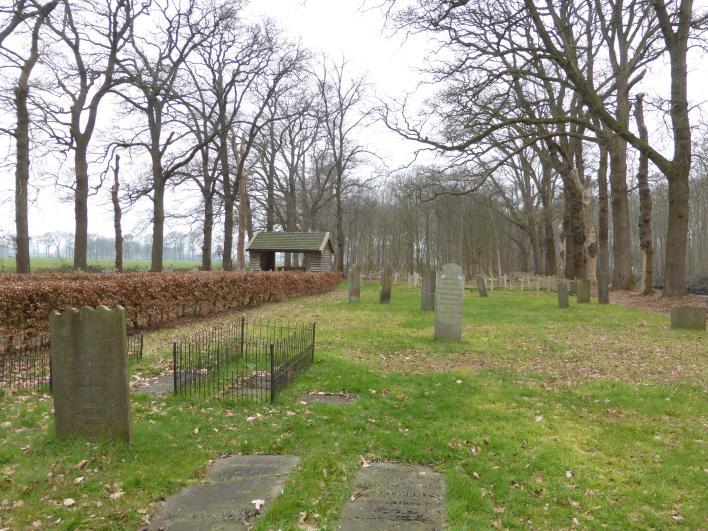 Het voorste gedeelte is de laatste rustplaats van de ambtenaren van de kolonie, het