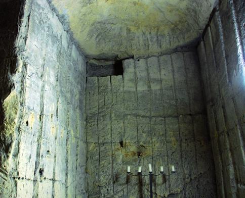 Bekènd ies ouch de mèt reliëfs verseerde Romeinse sarcofaag (sjteine doadskies) van Zumpelveld dae gemaak ies
