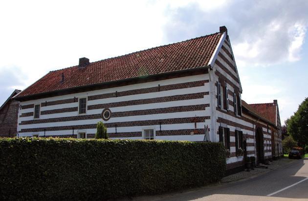 Veur de kèrk van Ransdaal oet 1932 haolde de luuj oet t dörp zelf de sjtein oet de groeve en kapde ze bie.