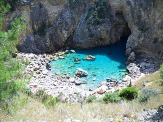 Antiochia ad Cragum is een oude ruïne waar nog onderzoek wordt gedaan door Amerikaanse archeologen. Kijk goed op de weg, want er kan zomaar een prachtige schildpad oversteken!