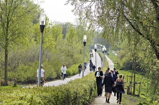 De relatie van het onthechte Sloterdijk met Westpoort en de stadsdelen West en Nieuw-West verbetert door aantrekkelijkere noord-zuid-verbinding (blauw) en oost-west-verbinding (roze).