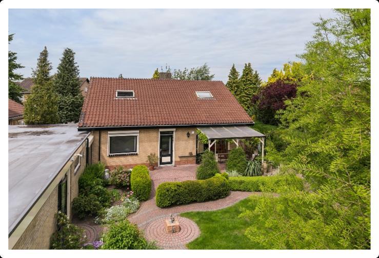 De verdieping is voorzien van 3 slaapkamers en een badkamer. Het toeristische Buren ligt in de welbekende Betuwe aan het kleine riviertje de Korne.