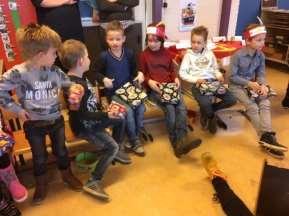 Ook kregen de kinderen mooie verkleedkleren voor in de Sinterklaas hoek.