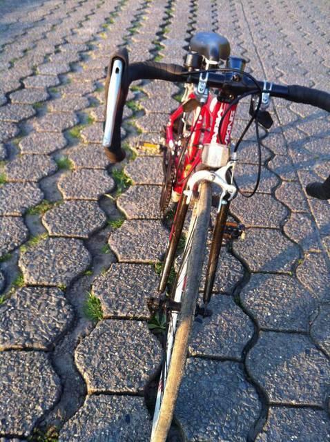 Buurtbewoners gebruiken scheuren in straat als fietsrek De scheuren hebben ook voordelen.