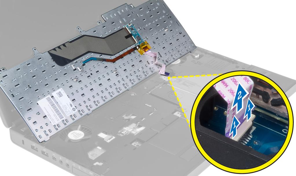 Het toetsenbord plaatsen 1. Sluit de gegevenskabel van het toetsenbord aan op het moederbord. OPMERKING: Zorg dat u de toetsenbordgegevenskabel in een perfecte uitlijning vouwt. 2.