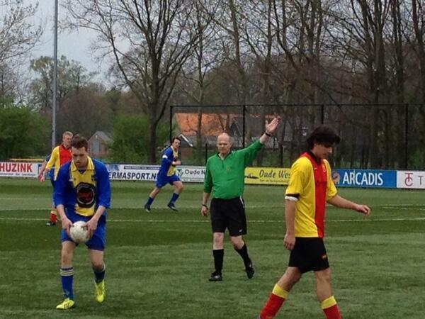 begeleid. Dit seizoen ben ik begonnen met het fluiten voor de KNVB in de startersgroep. In welke groep fluit je op dit moment? Wat is je ambitie?