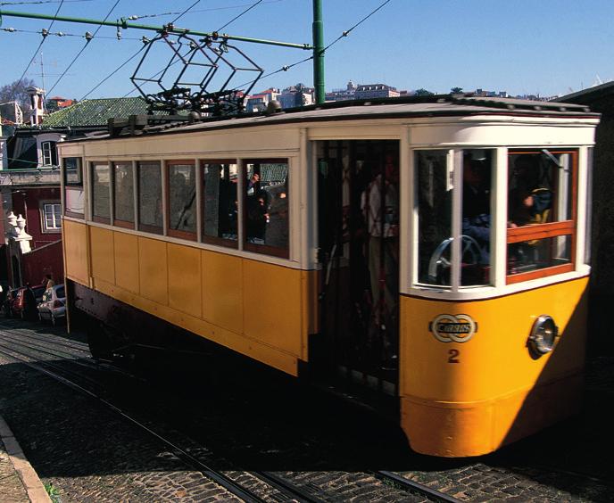 Wandelingen & tochten 1 CHIADO & BAIRRO ALTO Wandeling AFSTAND 2,4 kilometer DUUR 1 uur voor wandeling, 2-2,5 uur met bezichtigingen BEGIN/EINDPUNT Praça dos Restauradores A207 F4 Y Miradouro de São