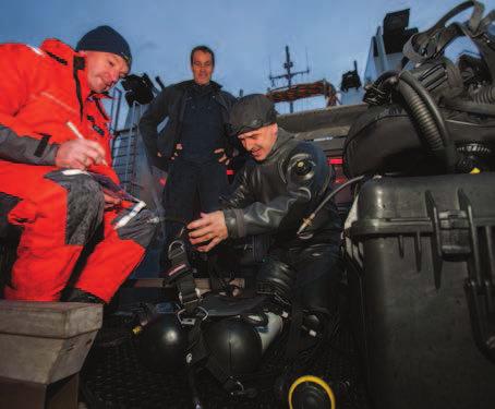 MAAR LUITENANT-TER-ZEE 2 OC ANTON VAN DIJK STAAT DAAR NIET BIJ STIL. HIER EN DAAR LIGT IJS EN ER STAAT EEN SNIJDENDE WIND, MAAR DAT DEERT DE DUIKER ALLERMINST.