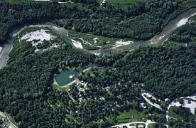 De camping bevindt zich in een bos tussen de rivier de Savinja en een klein meertje op de camping, terwijl er zich in de buurt ook een zwembadencomplex bevindt.