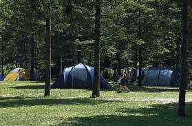 Ajdovščina in het dorp Ozeljan onder de rand van het bergplateau Trnovsko-Banjška planota.