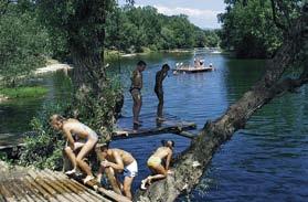 De rivier de Kolpa wordt s zomers aangenaam warm en is daarom uitermate geschikt voor allerlei watersportactitiviteiten, sommigen maken zelfs roeitochten van meerdere dagen.