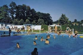 Op de camping bevindt zich een basketbalveld en er is een kinderspeelplaats.