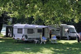 100 meter geneeskrachtig, thermaal water met een temperatuur van 56 C naar boven bruist, ontwikkelde zich een modern kuuroord / sportief-recreatief centrum met daarnaast een camping voor caravans en