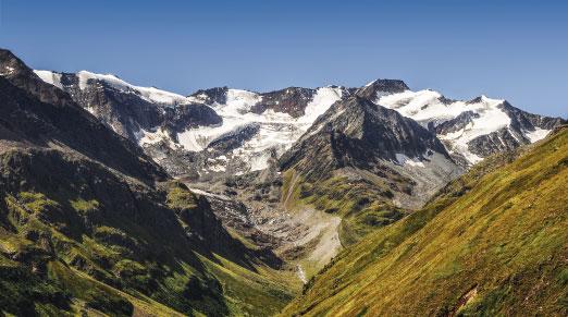 Aan de oostzijde scheidt de Geigenkamm het Pitztal van het parallel gelegen Ötztal. De rivier Pitze, die ontspringt in de Mittelberg- en Taschachferner, mondt uit in een wilde rotspassage.