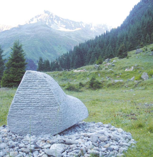 TRADITIE SCULPTURENROUTE BENNI-RAICH-BRUG TRADITIE BENNI-RAICH- BRUG VERGEZICHTEN. De Benni-Raich-brug werd in 1995 aangelegd. Het is een hangbrug met een lengte van 138 meter.