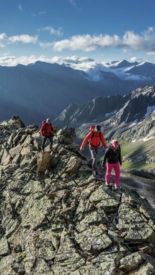 ZOMER GIDS WELKOM IN HET PITZTAL! XX XXX WELKOM IN HET PITZTAL! HET DAK VAN TIROL WACHT OP U!