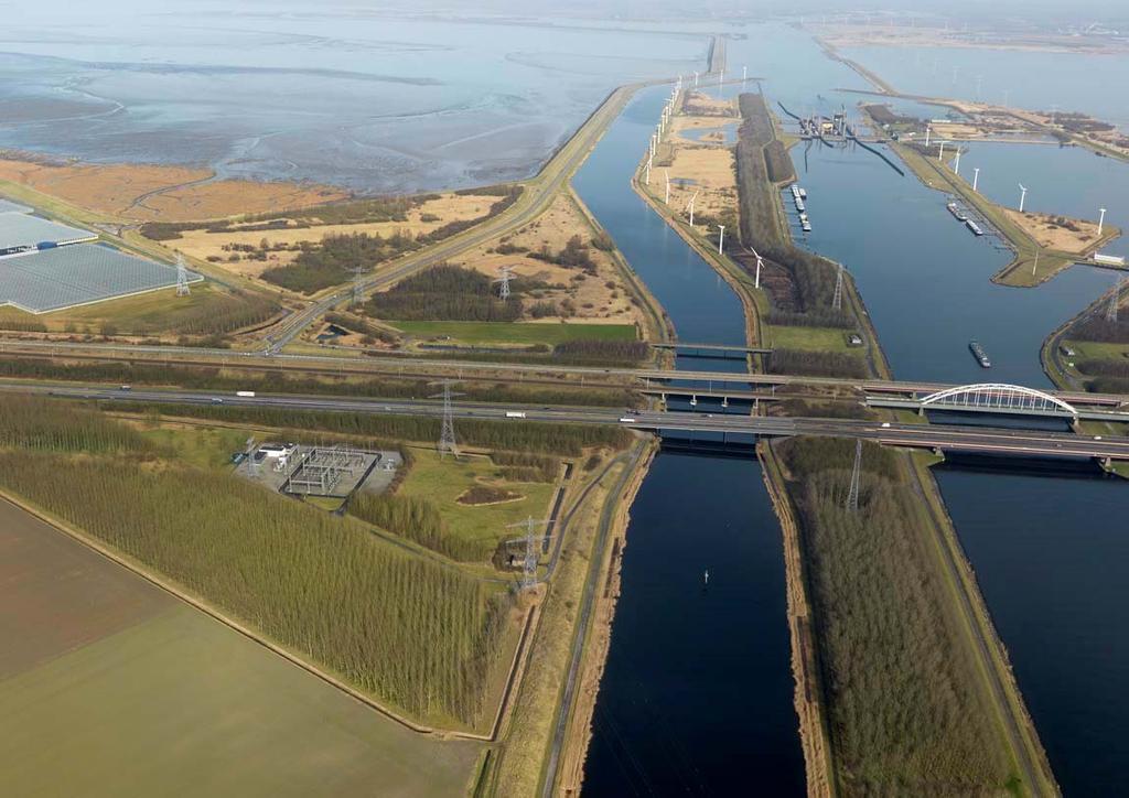 Foto 4 Bedrijventerrein Nishoek met bestaande 150kV-verbinding en op de achtergrond de 380kV-verbinding.