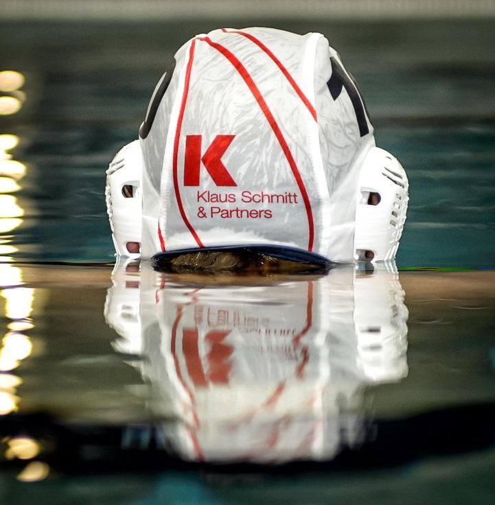 Het bedrijf heeft zich gespecialiseerd in werving en selectie van bestuurders en managers in de zorg. Klaus Schmitt: "Waterpolo is een echte teamsport. Dat is iets wat ons erg aanspreekt.