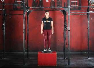 BEPALEN HOOGTE JUMPING (CHEST-TO-BAR) PULL-UP SCALED STAND De atleet staat gestrekt op de grond of een verhoging met beide voeten, recht