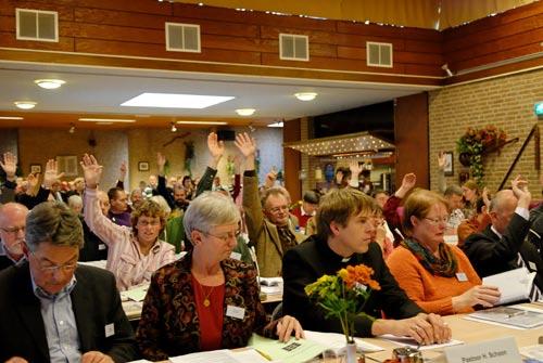 liturgiegroep besproken worden. Er werd nog eens dringend gevraagd om rust en stilte 10 minuten voor aanvang van de dienst, zodra de altaarkaarsen branden en de klok geluid is.