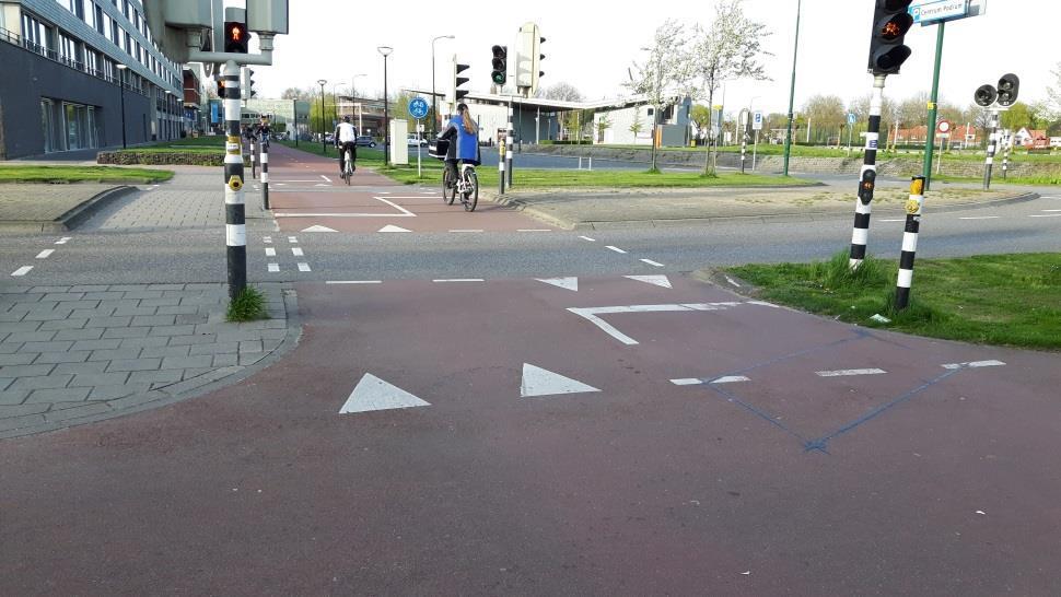 Kruising Utrechtseweg Beneluxweg (Foto 7) T-Splitsing Hogebiezenlaan Aleida Culemborgstraat in door de rotonde. Drempels hoog en niet lekker voor scootmobiels.