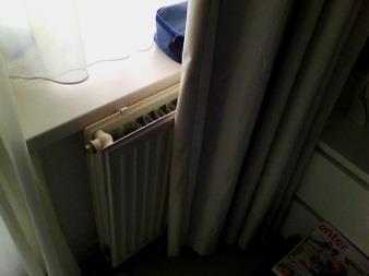 Door de warmtestraling van de radiator wordt ook de binnenzijde van de muur opgewarmd.