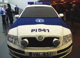 36 COLUMN helemaal was ingepakt in een soort haakwerk met het uiterlijk van een Finse politieauto. Op het eerste gezicht stond daar een gebreide auto.