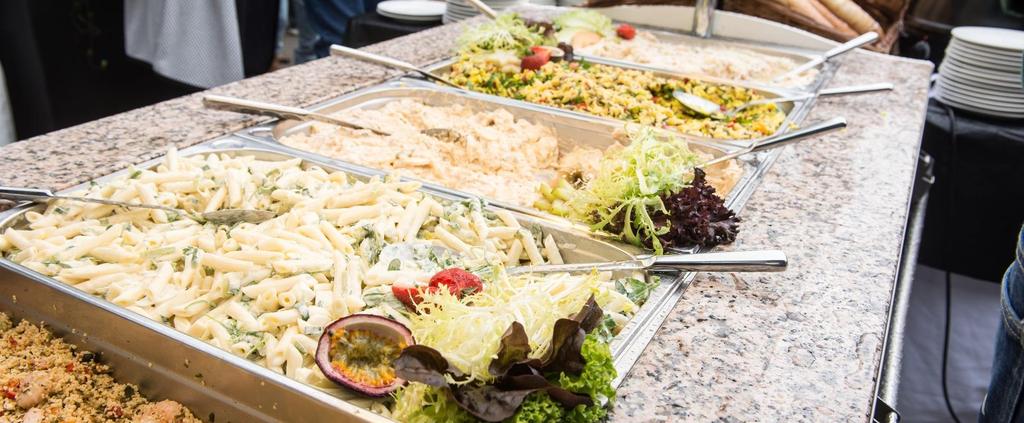 A-1: Salades, prijs per persoon 1,50 Traditionele huzarensalade met een garnering van diverse soorten rauwkost Barneveldse eiersalade met gevulde eieren Aardappelsalade met reepjes beenham Hollandse