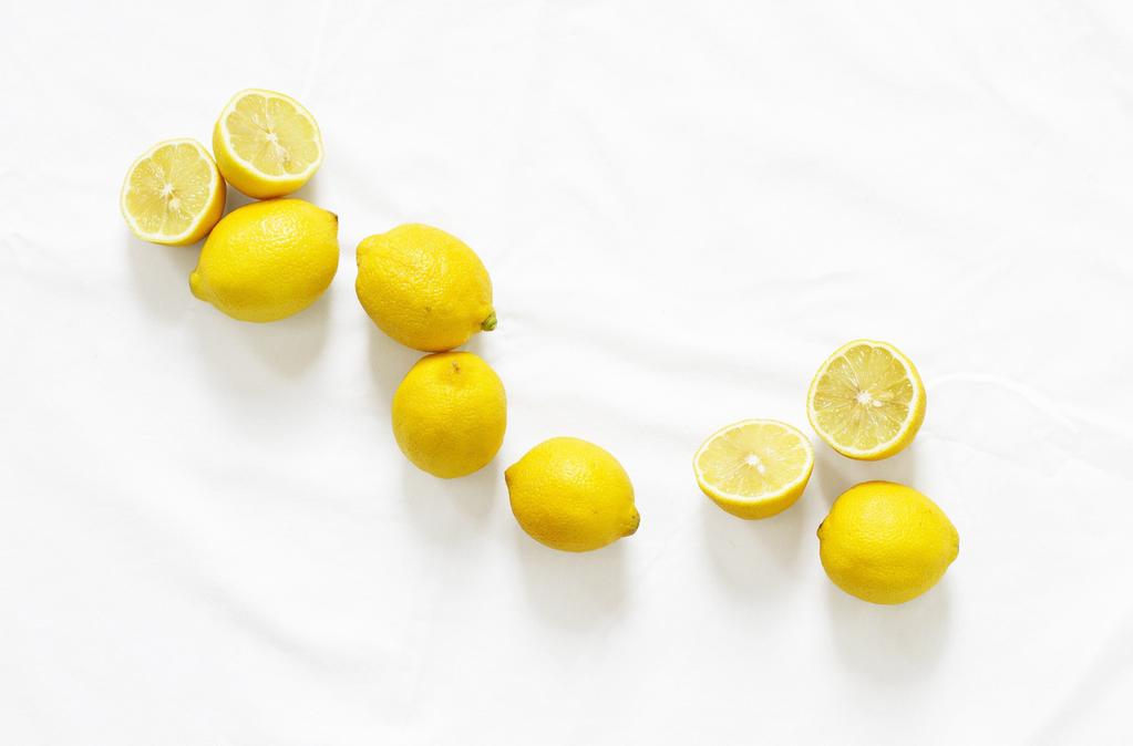 Versieren is niet echt nodig, maar een fijngesneden slingertje citroen- of limoenschil oogt feestelijk.