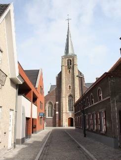 Foto 31: zicht op de kerk vanaf de Kerkstraat (dd.