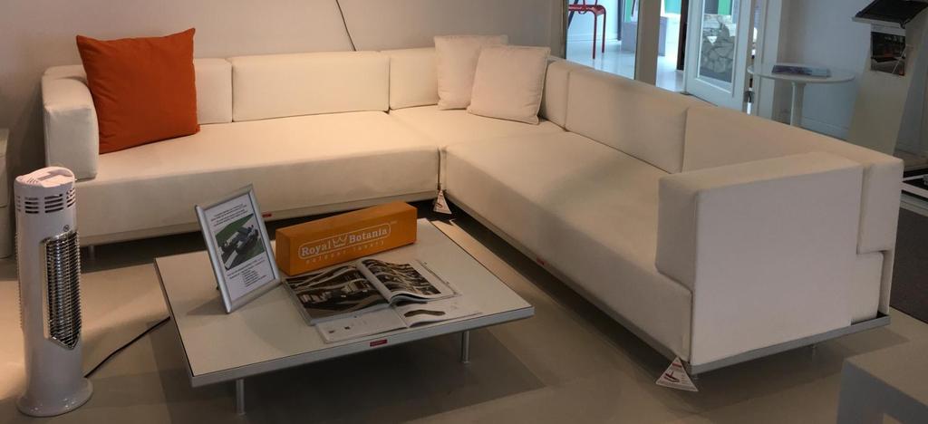 SHOWROOMMODEL ROYAL BOTANIA - lounge-set LAZY in wit kunstleer 2x zitbank 160x80cm in wit kunstleer: 2 998,00 ( 1 499,00/stuk) 1x hoekmodule 80x80cm in wit kunstleer: 1 869,00 4x rugleuning