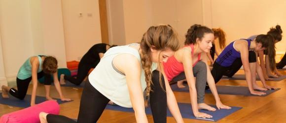 Yoga Heb jij ook soms schoolstress, concentratieproblemen of zou je aan je zelfvertrouwen willen werken? Geef je dan snel op voor jongerenyoga!! Waarom meedoen?