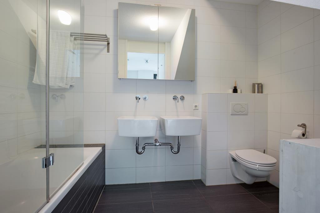 Badkamer Moderne inpandige badkamer met ligbad (met mogelijkheid tot douchen in bad) en voorzien van glazen