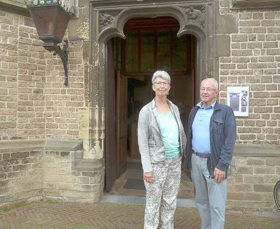 Gasten in de kerk Tekst en foto: Arnold Arentsen Het is weer volop zomer en dat betekent ook weer dat het mogelijk is onze Oude Helenakerk te bezichtigen.