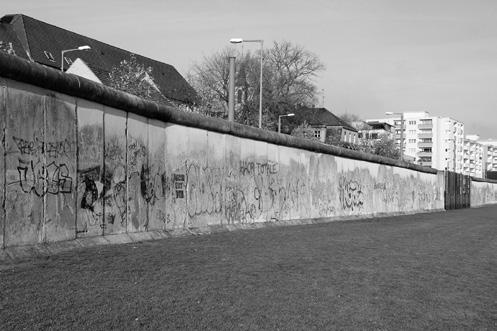 Restanten van de Berlijnse Muur. De Duitse hereniging riep in Europa oude reflexen op in de vorm van vijandigheid en waarschu- komt te staan.
